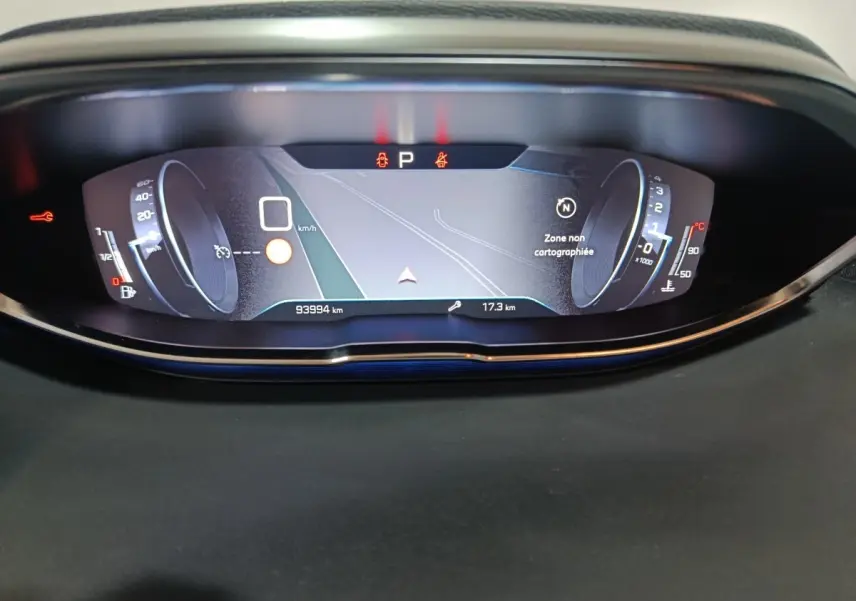 Vue rapprochée du tableau de bord numérique du Peugeot 3008 2019, affichage digital avec navigation et compteurs.