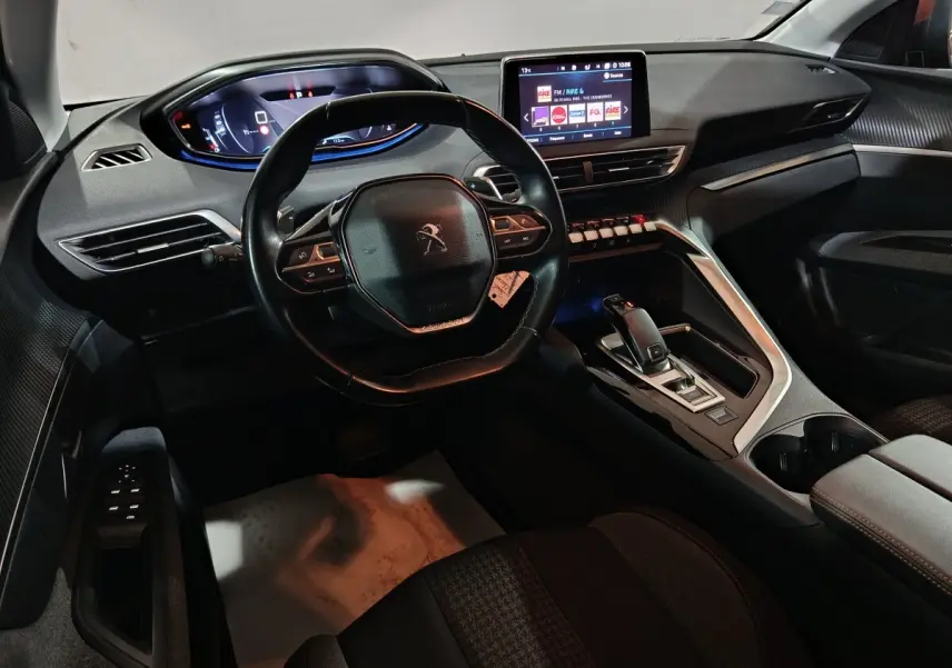Vue intérieure du poste de conduite du Peugeot 3008 2019, avec volant compact, tableau de bord numérique et écran tactile central.