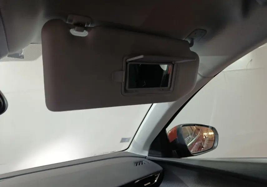 Vue intérieure côté passager du Peugeot 3008 2019, montrant le pare-soleil avec miroir et le rétroviseur extérieur.