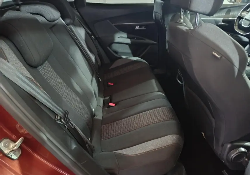 Vue intérieure côté gauche montrant la banquette arrière noire et grise du Peugeot 3008 marron, avec ceinture de sécurité visible.