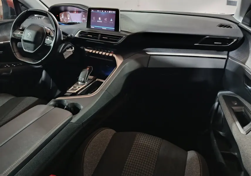 Intérieur noir du Peugeot 3008 BlueHDi 130, vue côté conducteur avec tableau de bord digital et écran tactile central.