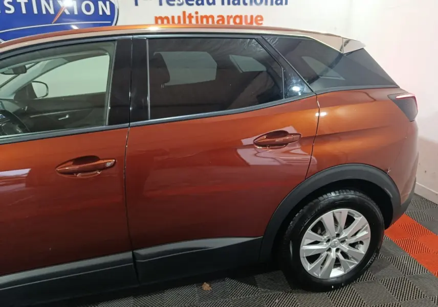 Vue latérale droite du Peugeot 3008 marron, mettant en valeur les vitres teintées et les contours noirs du bas de caisse.