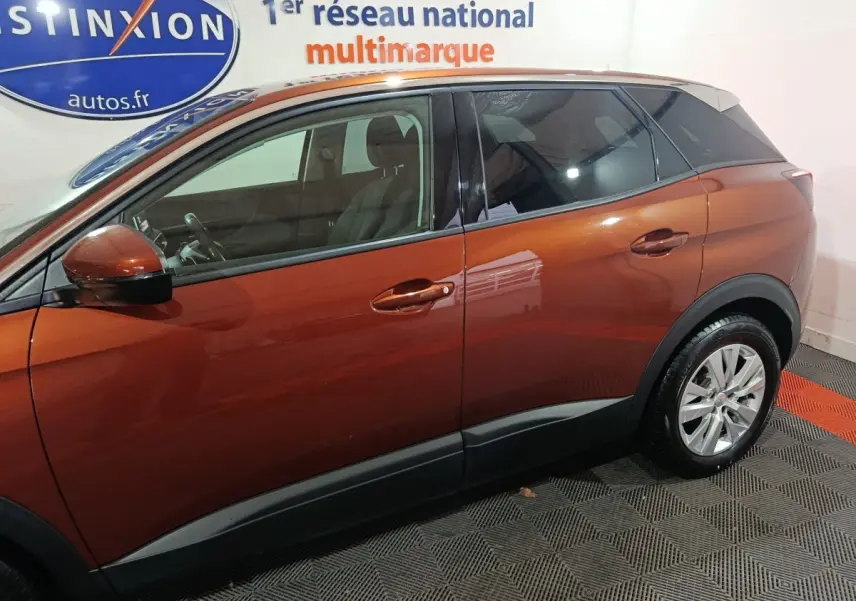 Vue de profil côté gauche du Peugeot 3008 marron avec toit blanc, soulignant ses lignes modernes et ses jantes alliage.