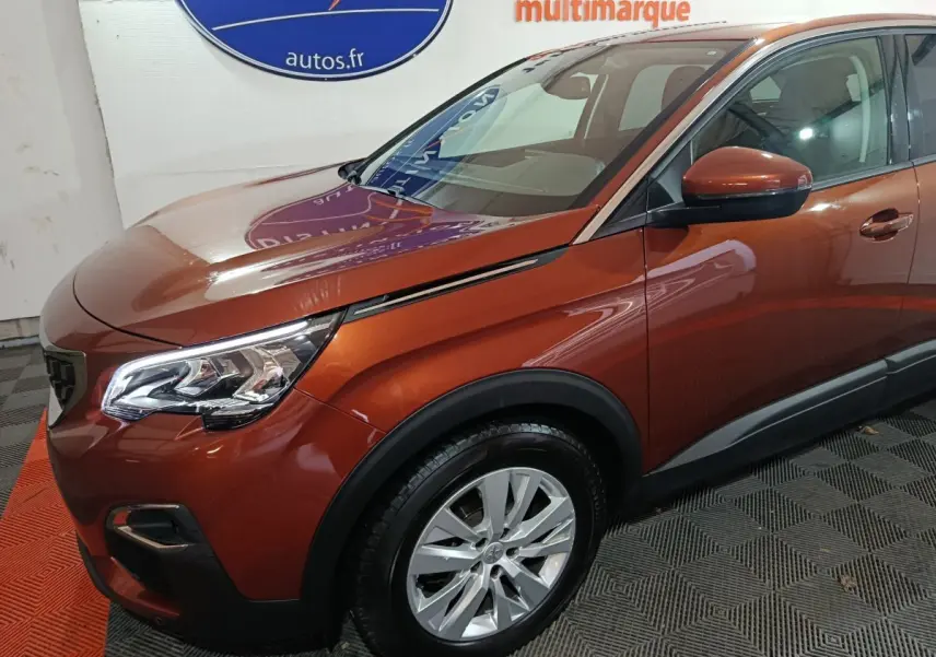 Vue 3/4 avant droit d'un Peugeot 3008 marron métallisé avec phares LED et rétroviseur assorti.