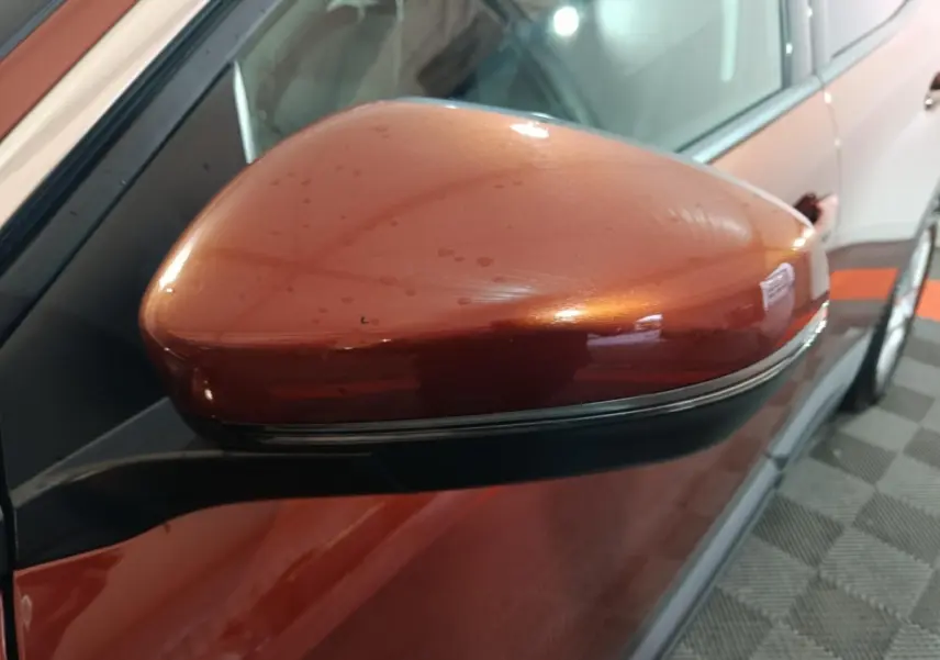 Rétroviseur côté gauche marron métallisé du Peugeot 3008 2019, avec clignotant intégré visible en gros plan.