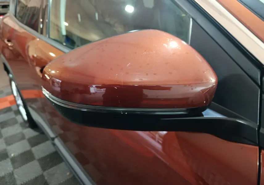 Rétroviseur droit marron métallisé du Peugeot 3008, vue rapprochée avec carrosserie et vitre partiellement visibles.