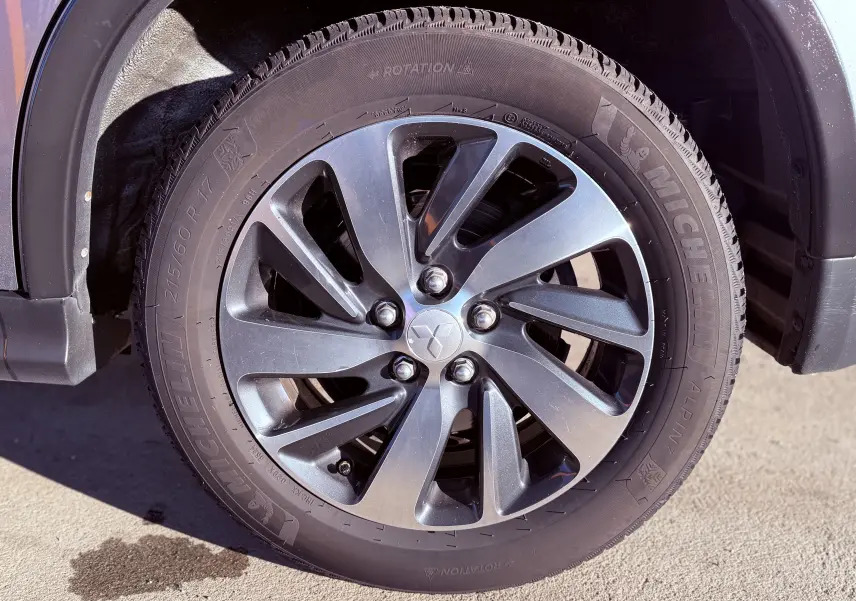 Gros plan sur la roue avant droite du Mitsubishi ASX gris 2015 avec jante alliage et pneu Michelin visible.