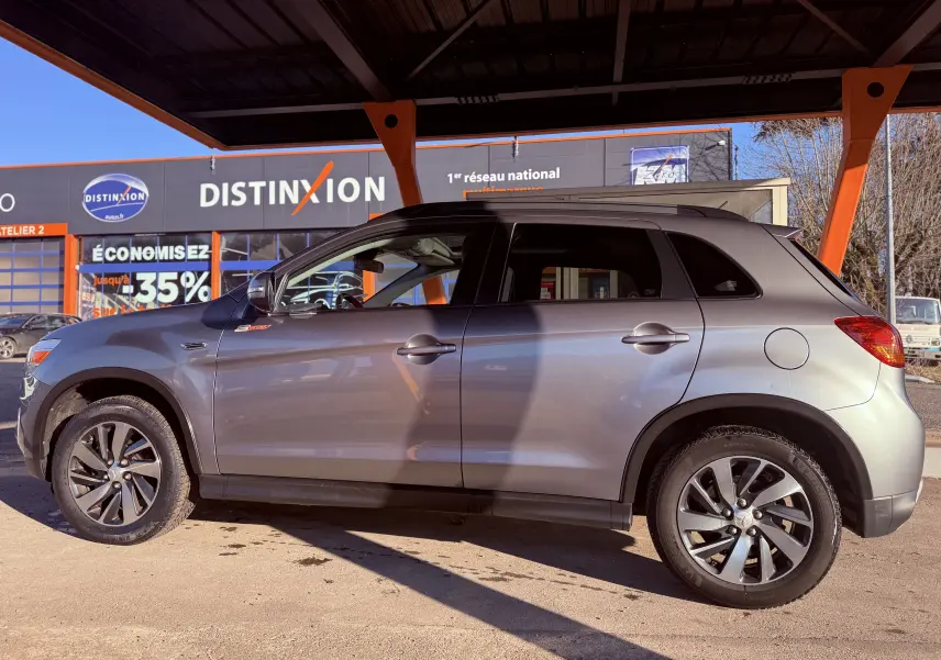 Vue latérale droite du Mitsubishi ASX gris 2015, avec jantes alliage et toit noir sous abri.