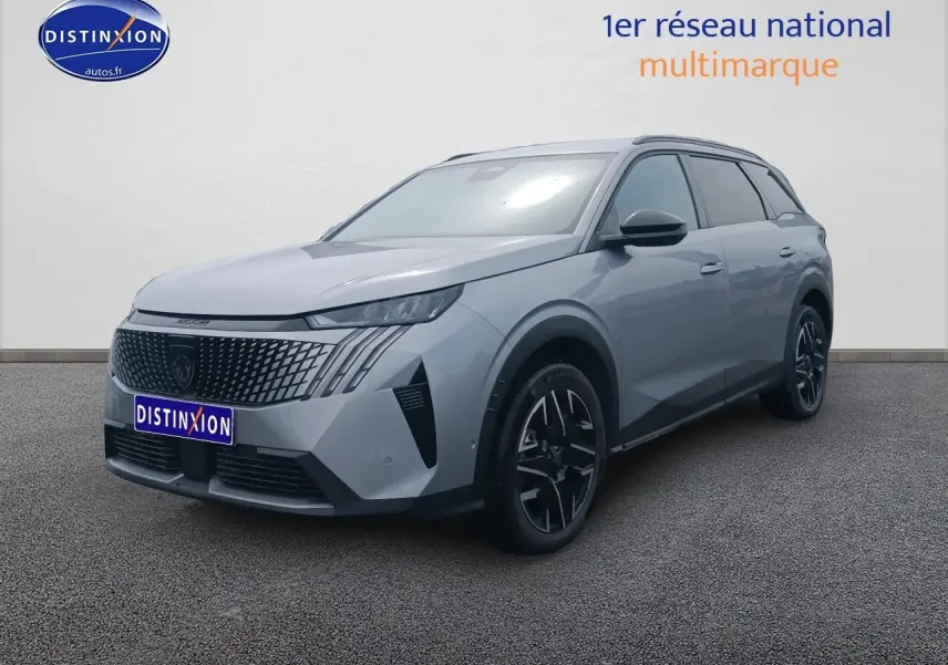 Peugeot 5008 Hybrid gris artense en 3/4 avant droit avec calandre noire et jantes alu noires.
