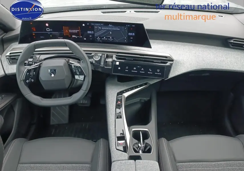 Vue intérieure avant du Peugeot 5008 Hybrid 145 allure e-dcs6 2025, tableau de bord moderne gris et volant multifonction.