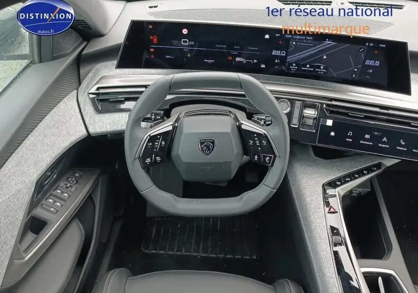 Vue intérieure frontale du tableau de bord gris clair et volant cuir multifonction du Peugeot 5008 Hybrid 145 allure e-dcs6 2025.