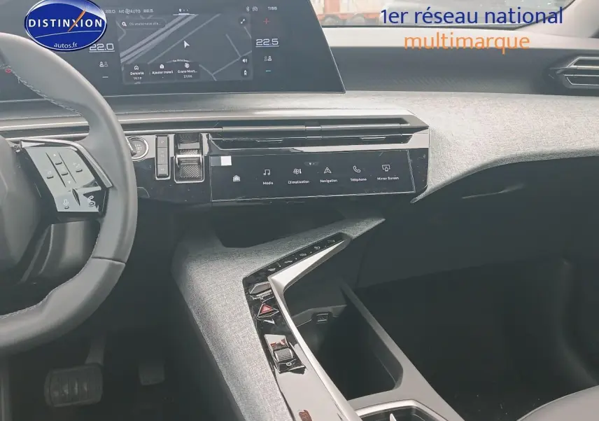 Vue intérieure côté passager du tableau de bord gris clair avec écran tactile et volant multifonction du Peugeot 5008 Hybrid 145 allure 2025.