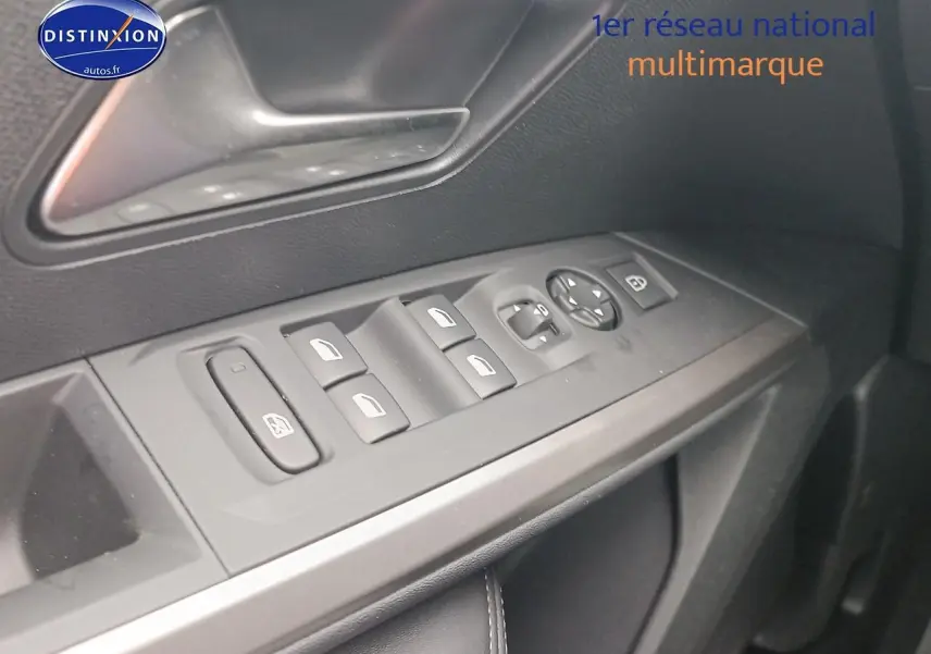 Détail des commandes de lève-vitres et rétroviseurs sur la porte côté conducteur d’un Peugeot 5008 gris Artense.