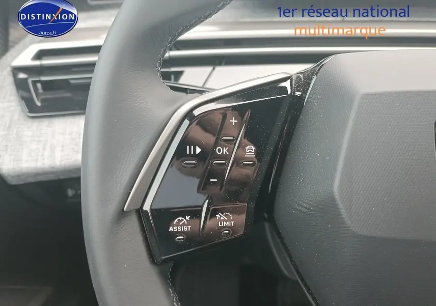 Gros plan sur le volant cuir multifonction du Peugeot 5008 Hybrid 145 allure e-dcs6 avec commandes intégrées.