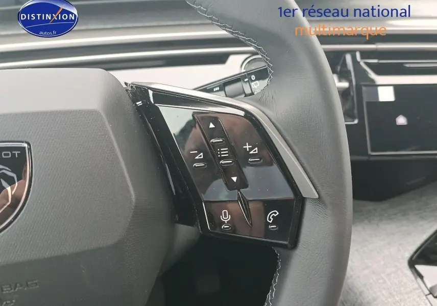 Gros plan sur les commandes vocales et téléphoniques du volant cuir du Peugeot 5008 Hybrid 145 allure gris Artense.