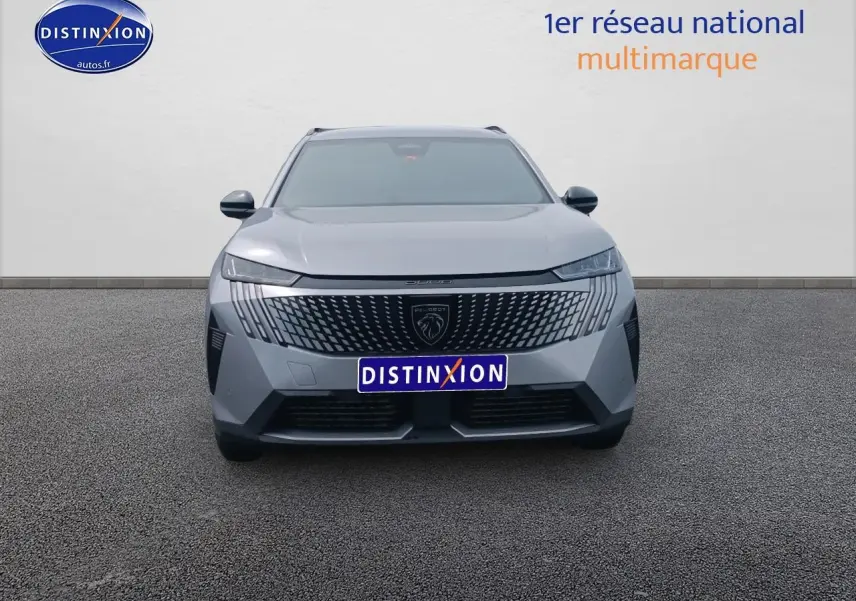 Vue frontale d’un Peugeot 5008 gris artense avec calandre moderne et phares LED fins.