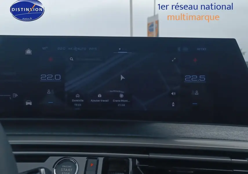 Vue intérieure du tableau de bord du Peugeot 5008 Hybrid 145 allure e-dcs6 2025, écran tactile large et bouton start/stop visible.