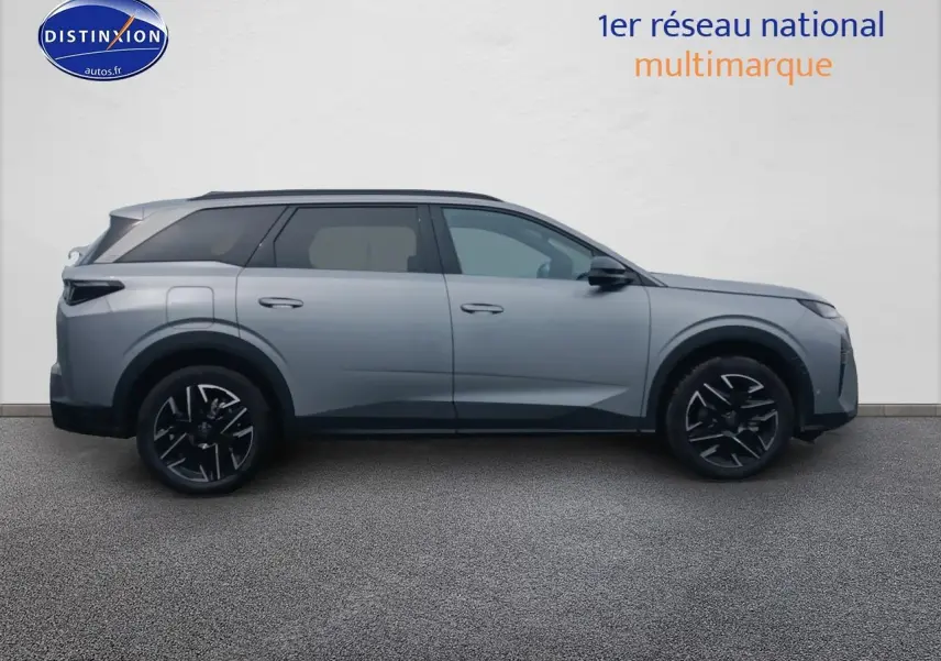 Profil droit d’un Peugeot 5008 Hybrid 145 allure e-dcs6 gris artense avec jantes alu noires sur fond neutre.