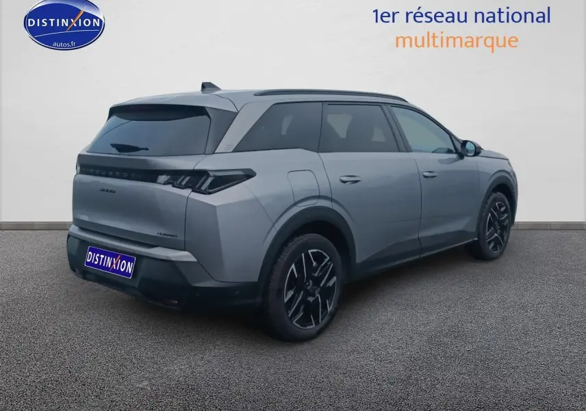 Vue 3/4 arrière droite du Peugeot 5008 Hybrid 145 allure gris artense avec vitres surteintées et jantes alu noires.