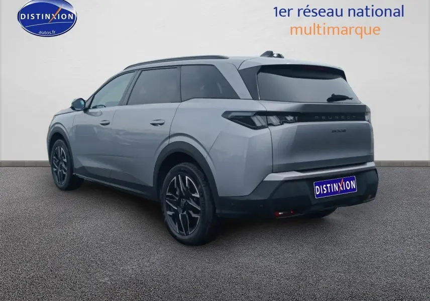 Peugeot 5008 gris artense vu en 3/4 arrière droit, avec vitres surteintées et jantes alliage noires.