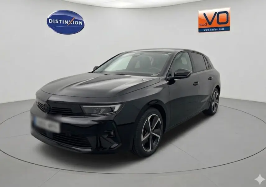 Opel Astra noire vue en 3/4 avant droit, avec jantes alliage 17 pouces et phares LED modernes.