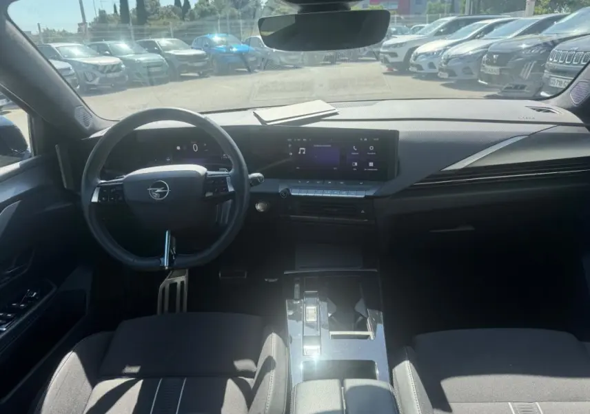 Intérieur noir de l’Opel Astra 2024, vue de face sur le tableau de bord et le volant multifonction.