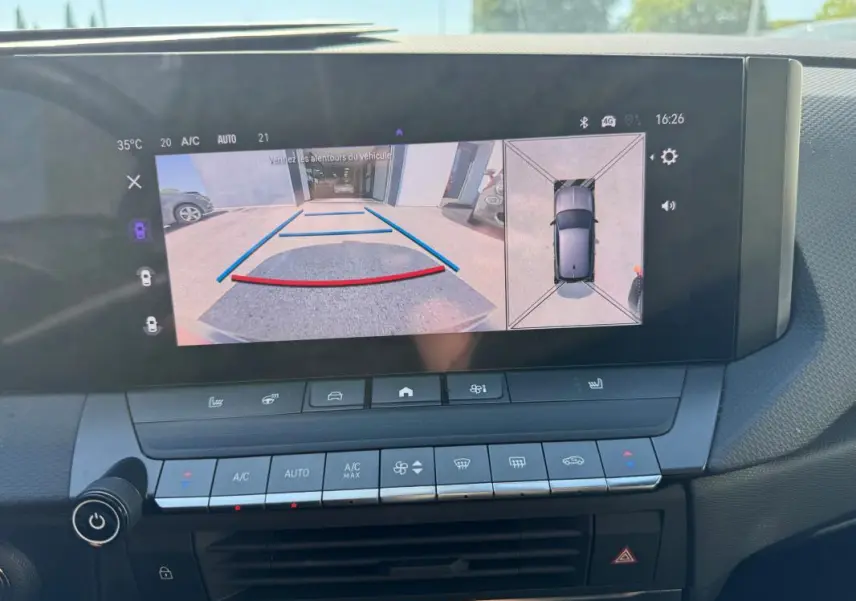 Écran central de l’Opel Astra 2024 montrant la caméra de recul et la vue 360° en intérieur noir.
