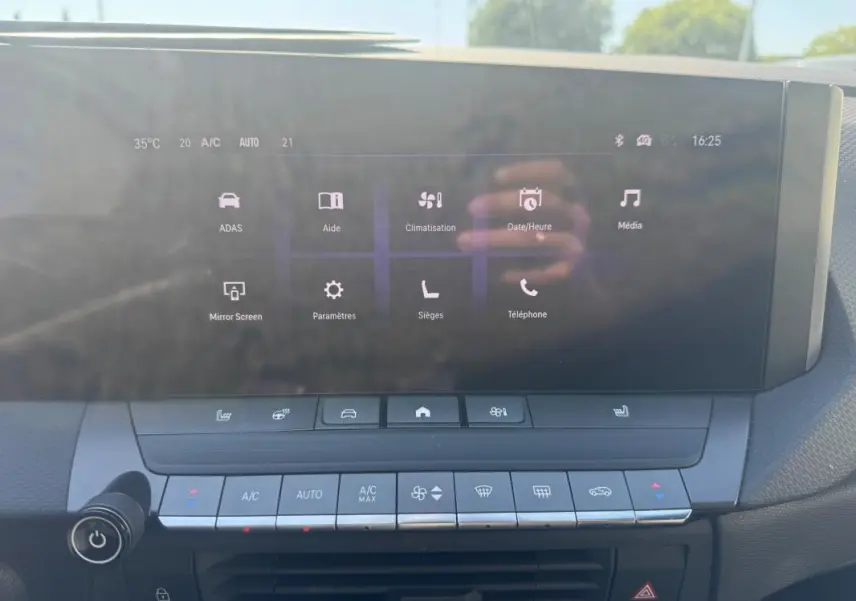 Écran tactile central de l’Opel Astra 2024 avec commandes climatisation et interface multimédia visible.
