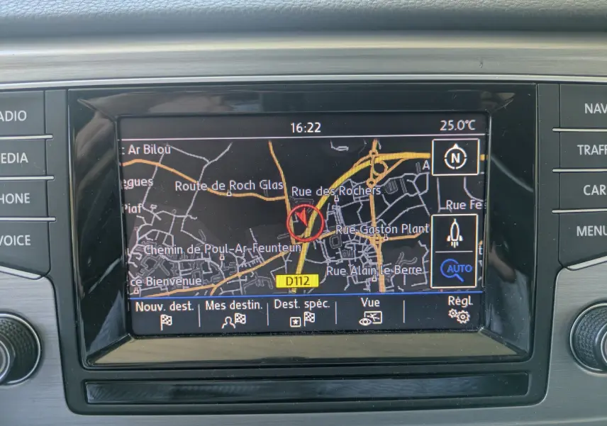 Vue rapprochée de l’écran GPS intégré au tableau de bord du Volkswagen Golf Sportsvan noir, affichant une carte routière.