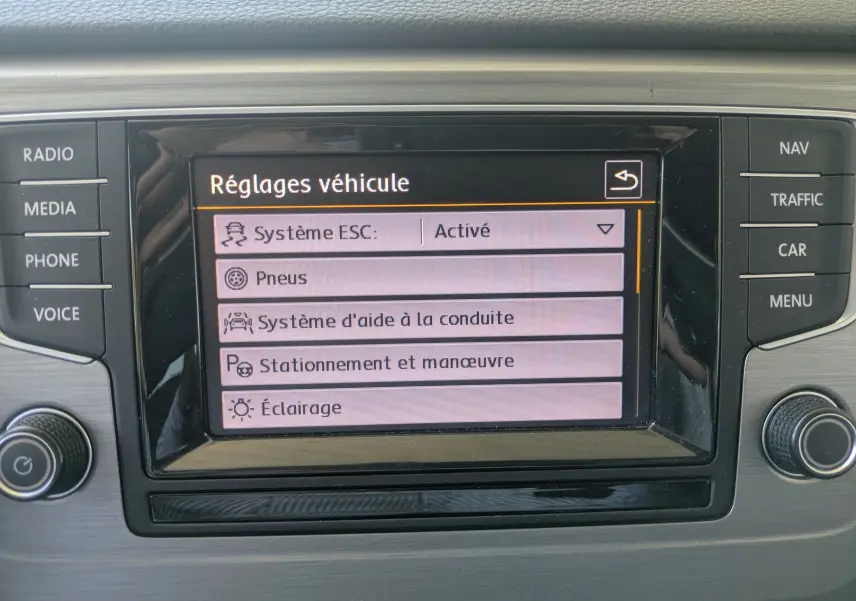Écran central du tableau de bord d'une Volkswagen Golf Sportsvan 2014 affichant les réglages véhicule.
