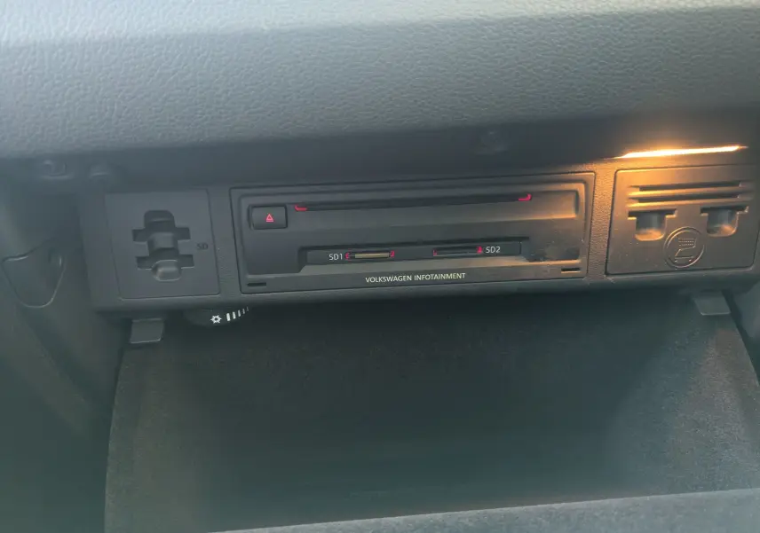Gros plan sur le lecteur Volkswagen Infotainment noir intégré dans la boîte à gants du Golf Sportsvan noir.