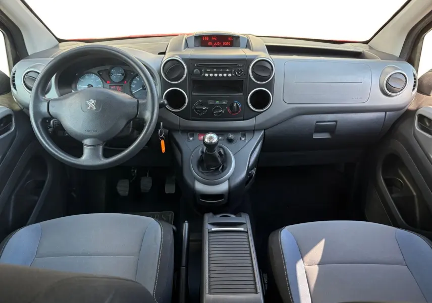 Vue intérieure avant du tableau de bord et volant noir du Peugeot Partner Tepee 1.6 BlueHDi 2016 avec boîte manuelle.