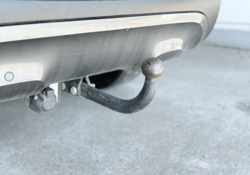 Gros plan sur l'attelage d'une Renault Kadjar gris, vu de l'arrière avec la boule d'attelage et la prise électrique.