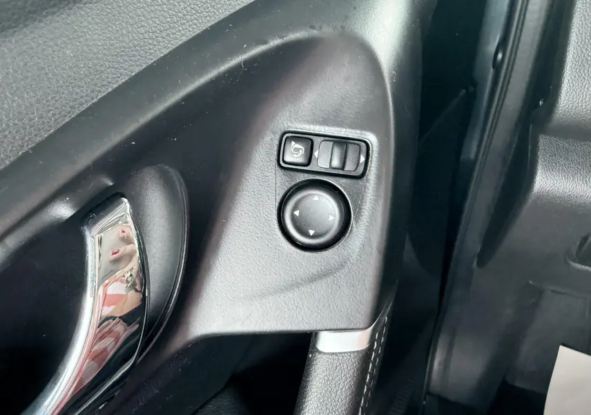 Gros plan sur les commandes de réglage des rétroviseurs côté gauche du Renault Kadjar 2016, intérieur noir.