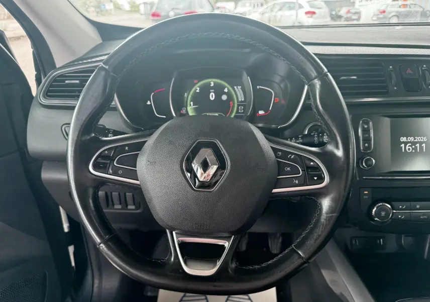 Vue intérieure centrée sur le volant noir du Renault Kadjar 2016 avec tableau de bord numérique et écran tactile.