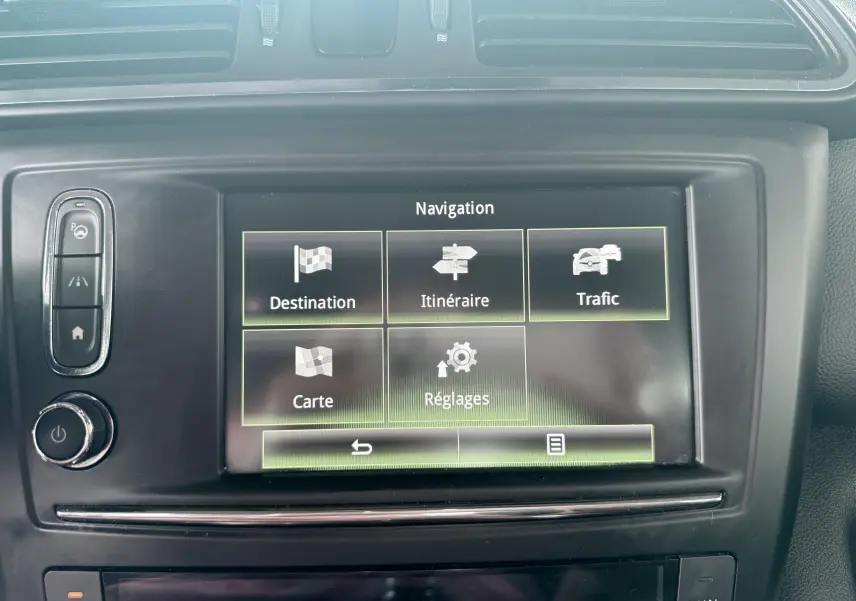 Écran tactile de navigation du tableau de bord du Renault Kadjar 2016, affichant les options Destination, Itinéraire, Trafic, Carte et Réglages.