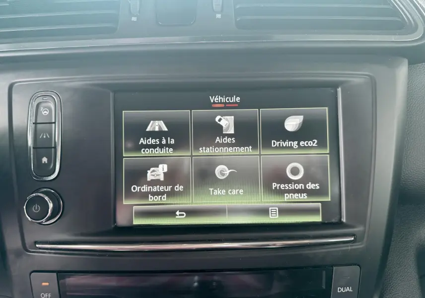Écran tactile central du tableau de bord du Renault Kadjar 2016 montrant les aides à la conduite et la pression des pneus.