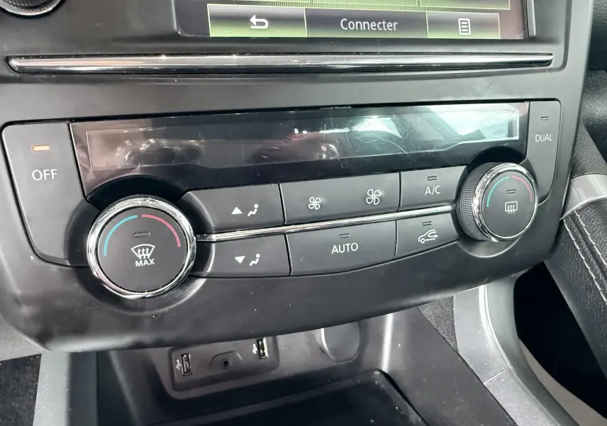 Vue rapprochée de la console centrale du Renault Kadjar 2016, montrant les commandes de climatisation automatique et les boutons de réglage.
