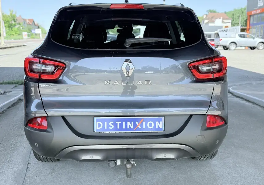Vue arrière d'un Renault Kadjar gris 2016 avec feux rouges et attelage de remorque visible.