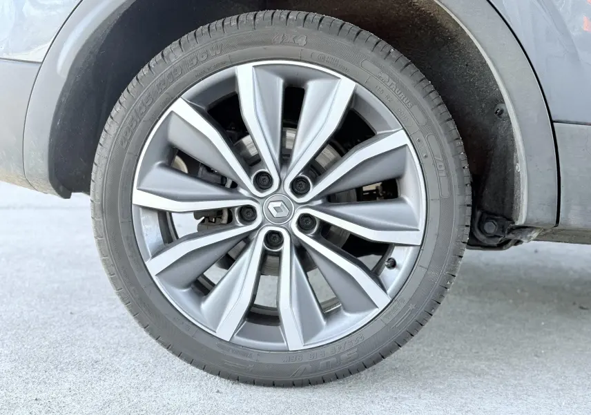 Gros plan sur la roue avant droite gris métallisé du Renault Kadjar 2016 avec jante alliage à cinq doubles branches.