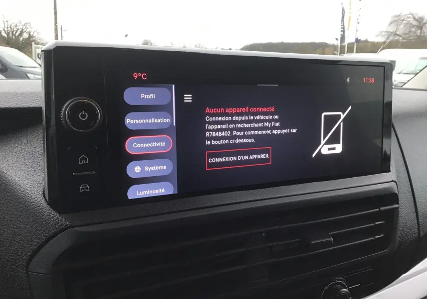 Écran tactile central du tableau de bord du Fiat Scudo Fourgon 2024 affichant le menu connectivité, intérieur noir.