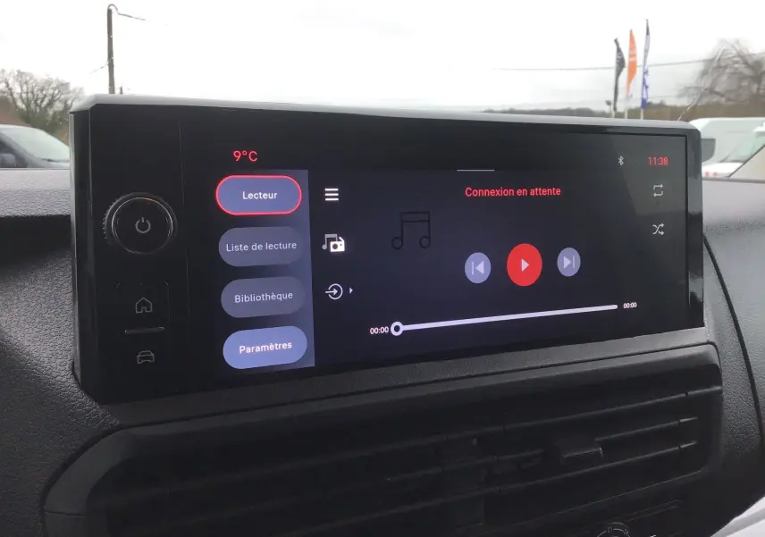 Vue avant du FIAT Scudo Fourgon blanc 2024, avec écran tactile du système multimédia allumé affichant la lecture audio.
