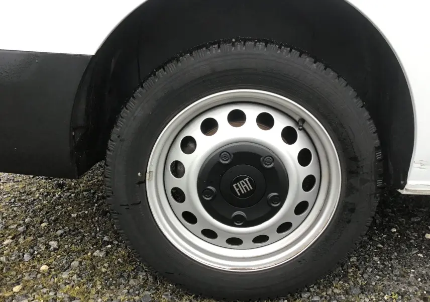 Gros plan sur la roue avant droite blanche du FIAT Scudo Fourgon 2024 avec jante acier et logo central noir.