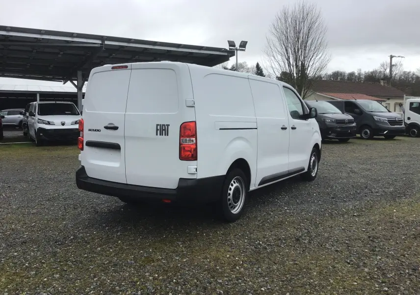 Fiat Scudo Fourgon blanc vu en 3/4 arrière droit, avec porte latérale coulissante et pare-chocs noirs robustes.