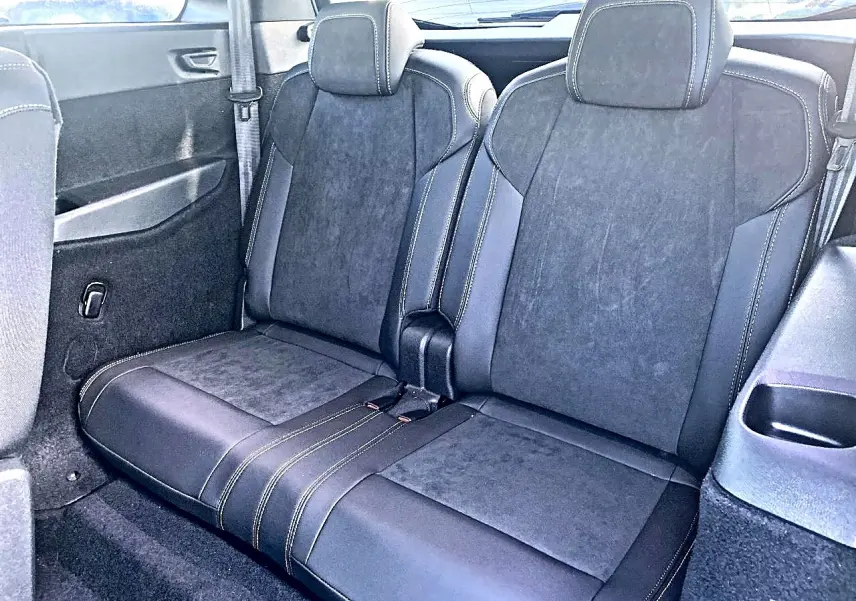 Vue rapprochée des deux sièges arrière noirs en alcantara du Peugeot 5008 Hybrid 145 GT e-dcs6 2025.