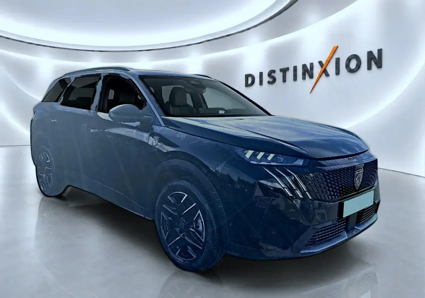 Peugeot 5008 Hybrid 145 GT noir en 3/4 avant droit, avec calandre distinctive et jantes alliage noires.