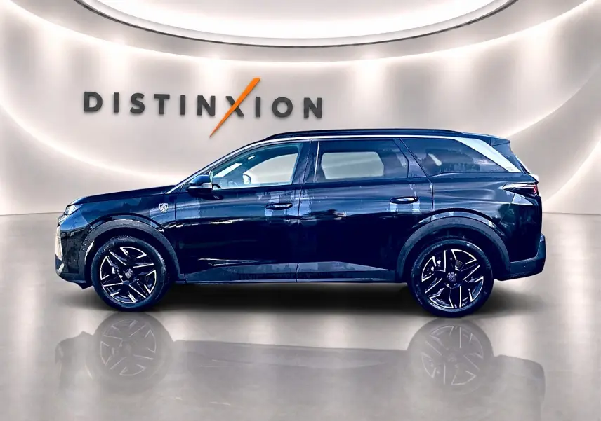 Profil droit du Peugeot 5008 Hybrid 145 GT e-dcs6 noir brillant, avec jantes alliage et logo distinctif sur aile avant.