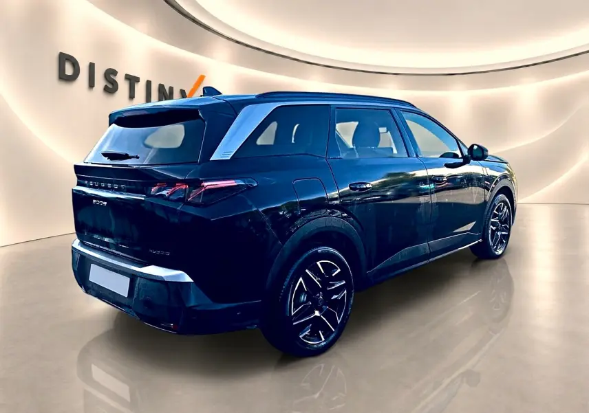 Peugeot 5008 Hybrid noir en 3/4 arrière droit, avec jantes alu et feux arrière LED distinctifs.