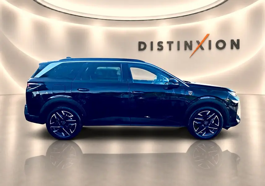 Profil droit du Peugeot 5008 Hybrid 145 GT e-dcs6 noir, avec jantes alliage et badge distinctif sur l'aile avant.