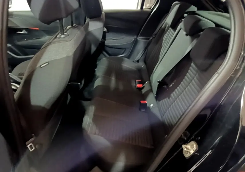 Vue intérieure côté gauche montrant la banquette arrière noire du Peugeot 208 BlueHDi 100 S&S Active Business 2020.